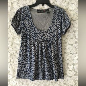 Allison Brittney size small leopard print short sleeve scoop neck top